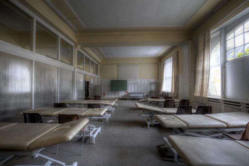 Therapeutenzimmer mit Betten