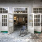 Rollstuhl am Eingang