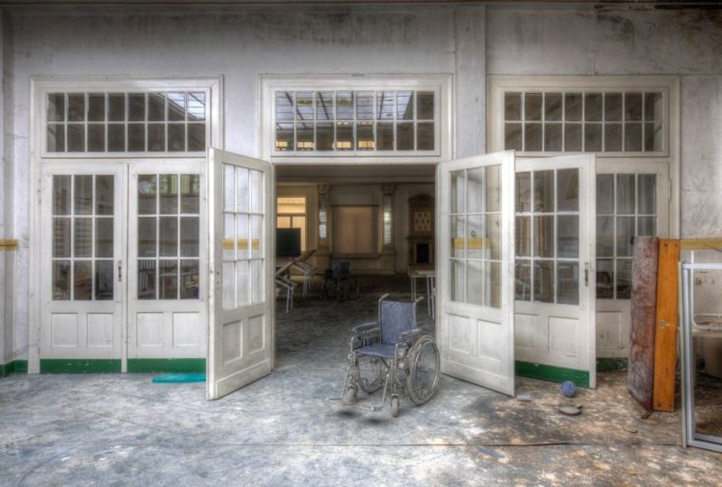 Rollstuhl am Eingang