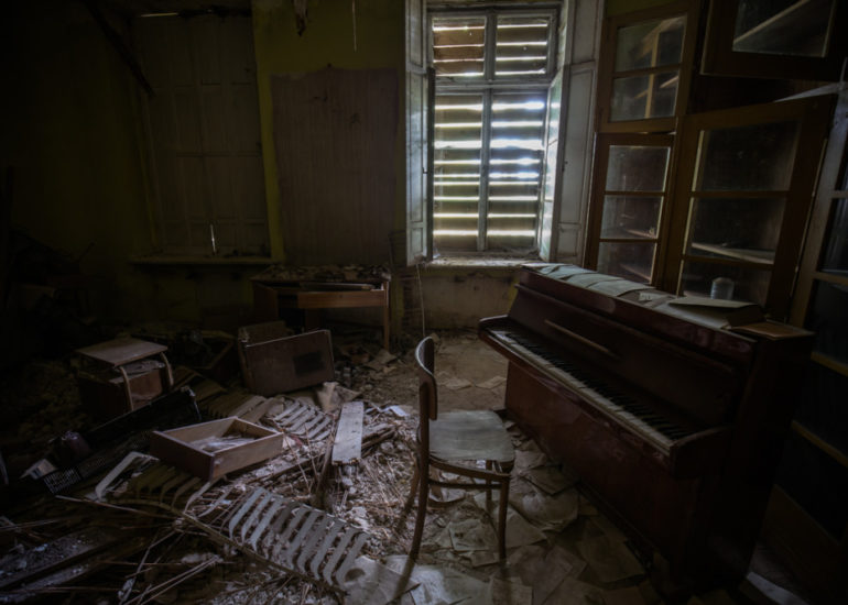 Piano im dunklem Zimmer