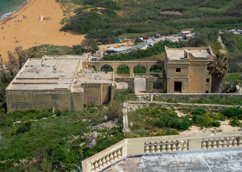 Blick vom Casa Patricia Farmhouse auf das verlassene Hotel und dem Strand.
