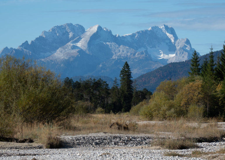 Blick durch das obere Isartal auf die Zugspitze
