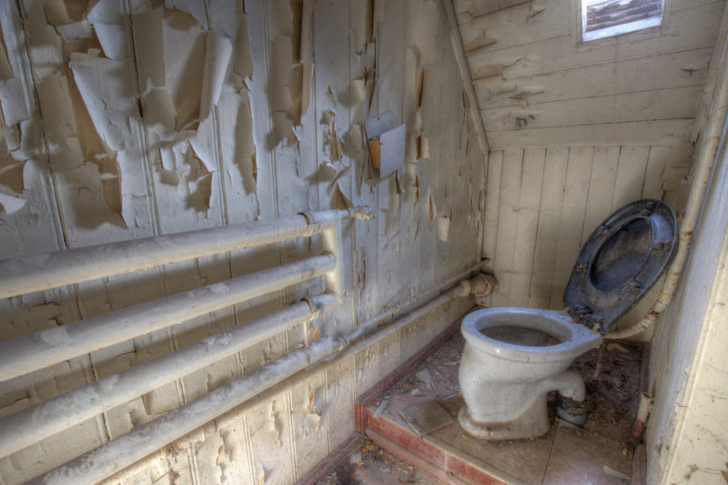 Toilette in einem verlassen Schloss