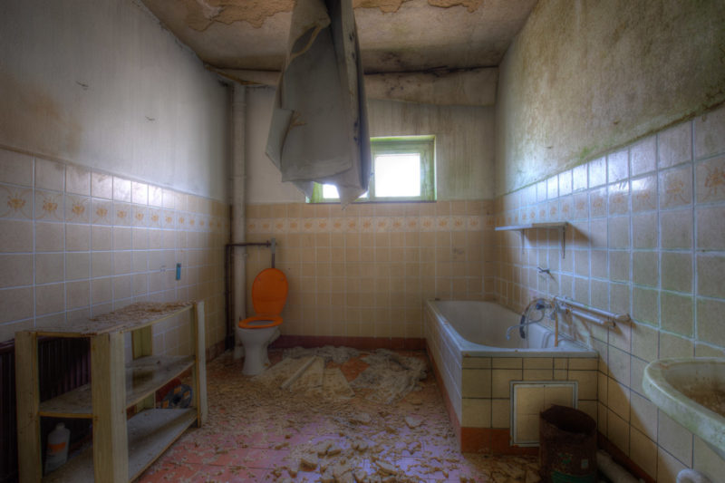 verlassenes Bad mit WC in einem Lostplace im Vogtland