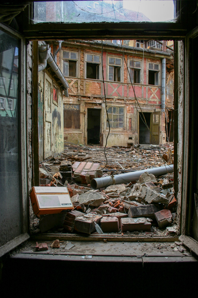 Blick aus einem Fenster eines verlassenen Hauses in Erfurt