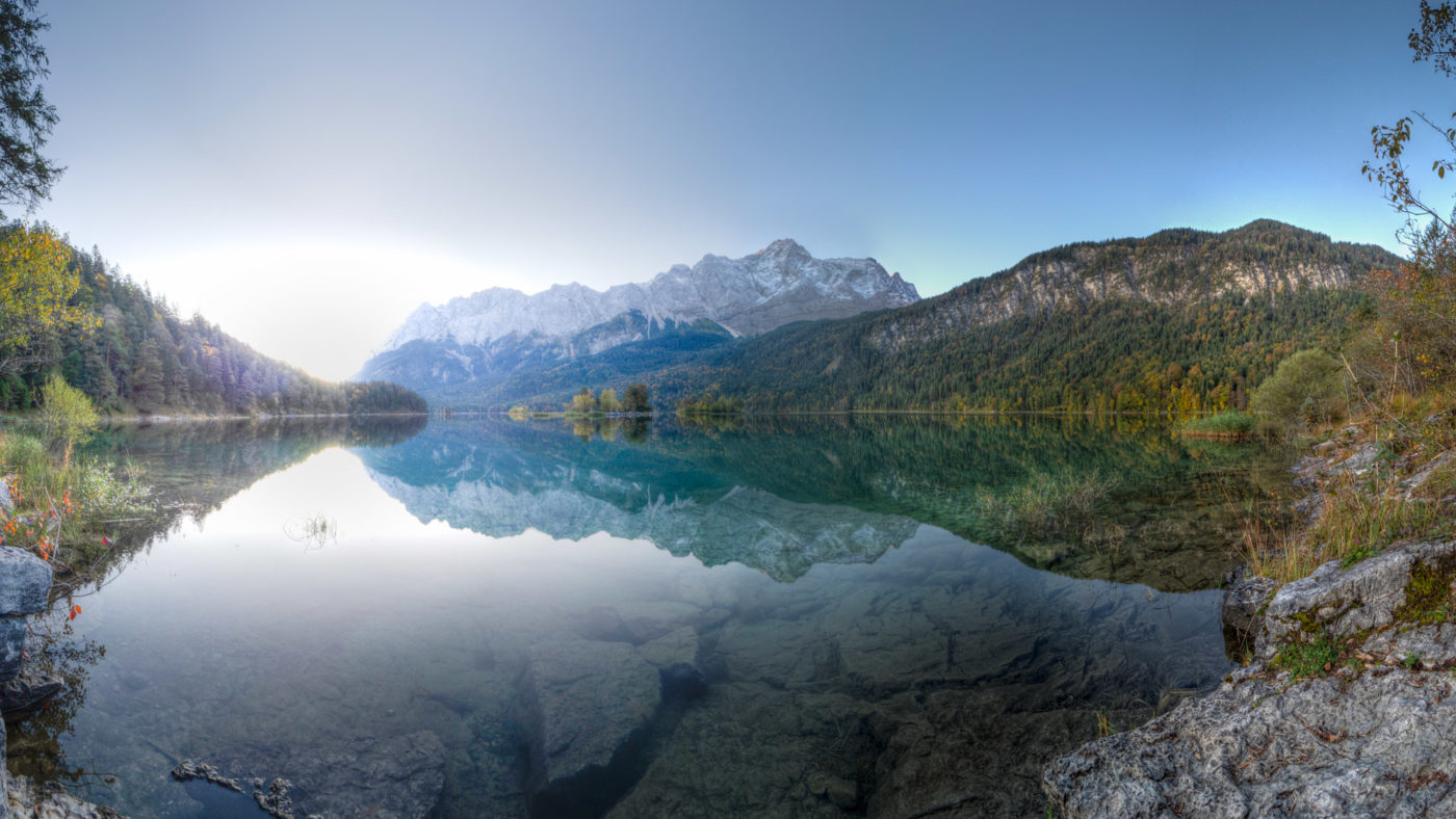 Panorama vom Eibsee bei Sonnenaufgang mit Blick auf die Zugspitze