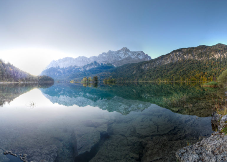 Panorama vom Eibsee bei Sonnenaufgang mit Blick auf die Zugspitze