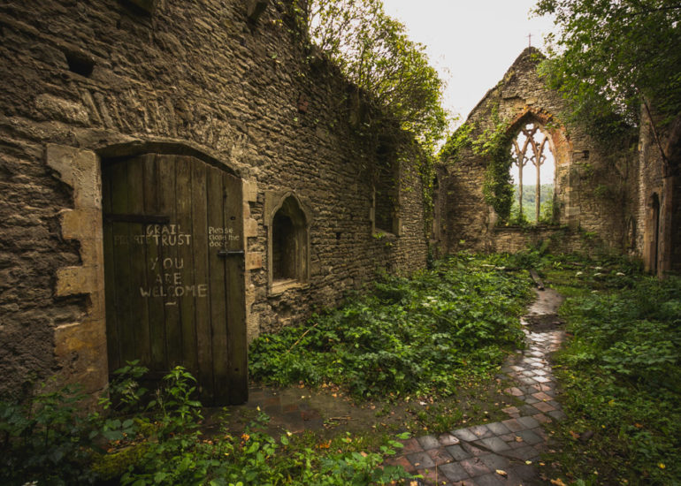 alte verlassene Kirchenruine in Tintern