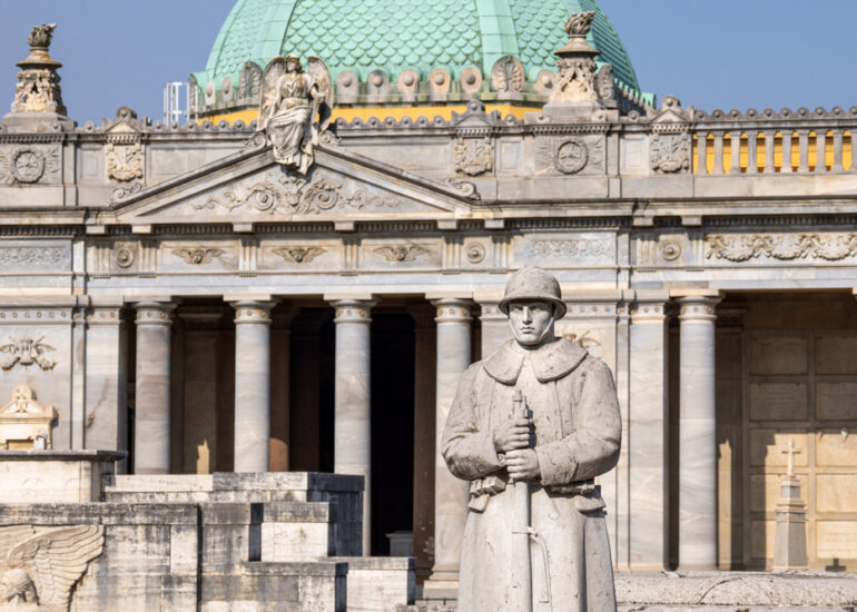 Großer Friedhof in Norditalien