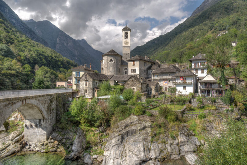 Kirche am Fluss des Verzasca Tals