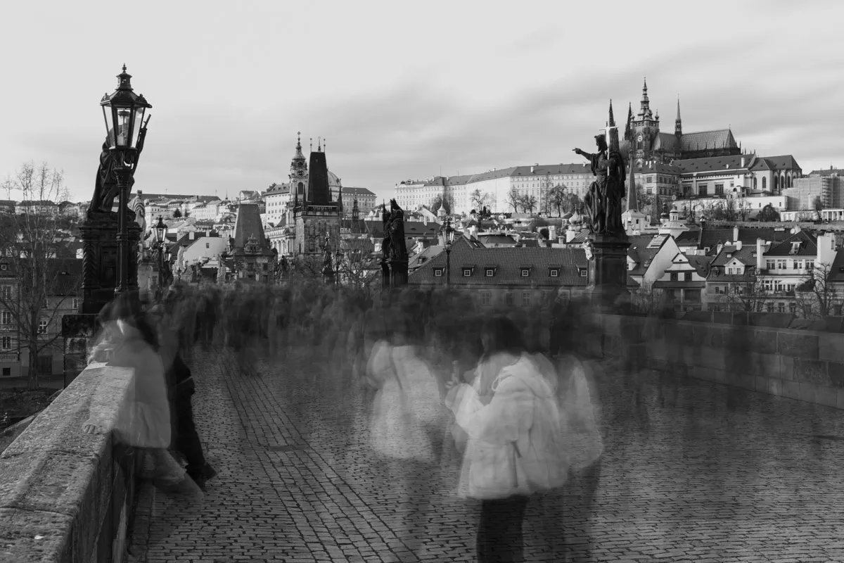 Mehrfachbelichtung einer Menschenmasse auf der Karlsbrücke