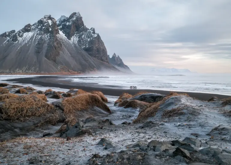 Stokksnes - schwarzer Strand mit Meer und Berg