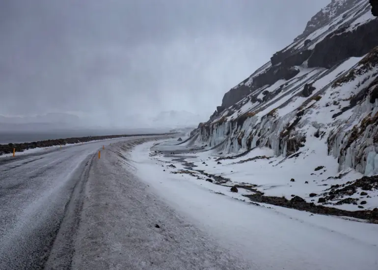 Straße mit Schneesturm im Westen von Island