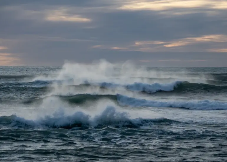 der Wind peitscht die Wellen auf dem Meer
