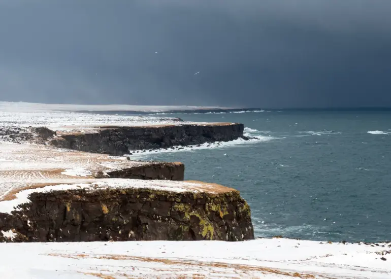 Steilküste im Winter auf Island