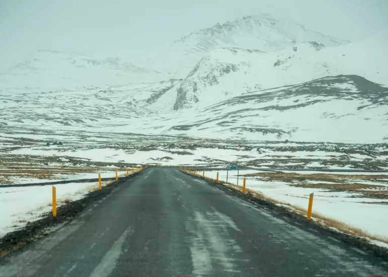Winterstraße auf Island aus dem Auto heraus fotografiert
