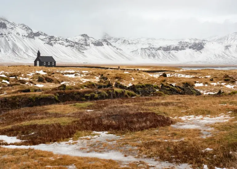 Kleine Holzkirche aus dem 19. Jahrhundert in einem malerischen Naturgebiet mit Lavafeld (Island).