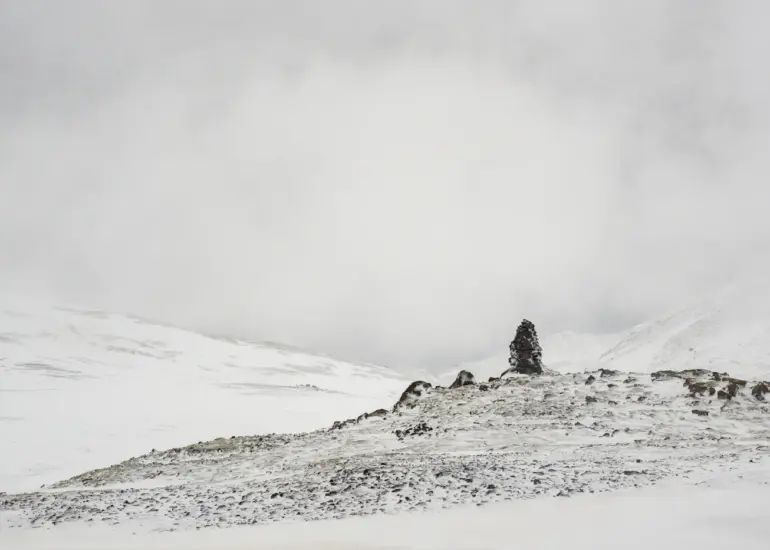 Monolith in einer Schneelandschaft auf Island