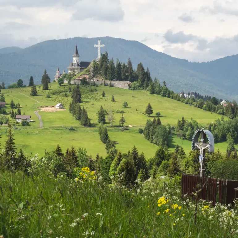 Kirche auf dem Berg aus der Ferne