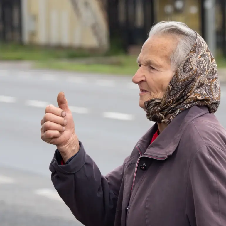 Oma spricht auf der Straße