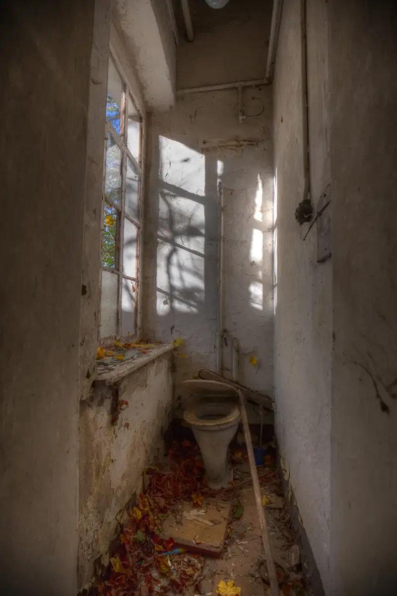 Enger Raum mit WC