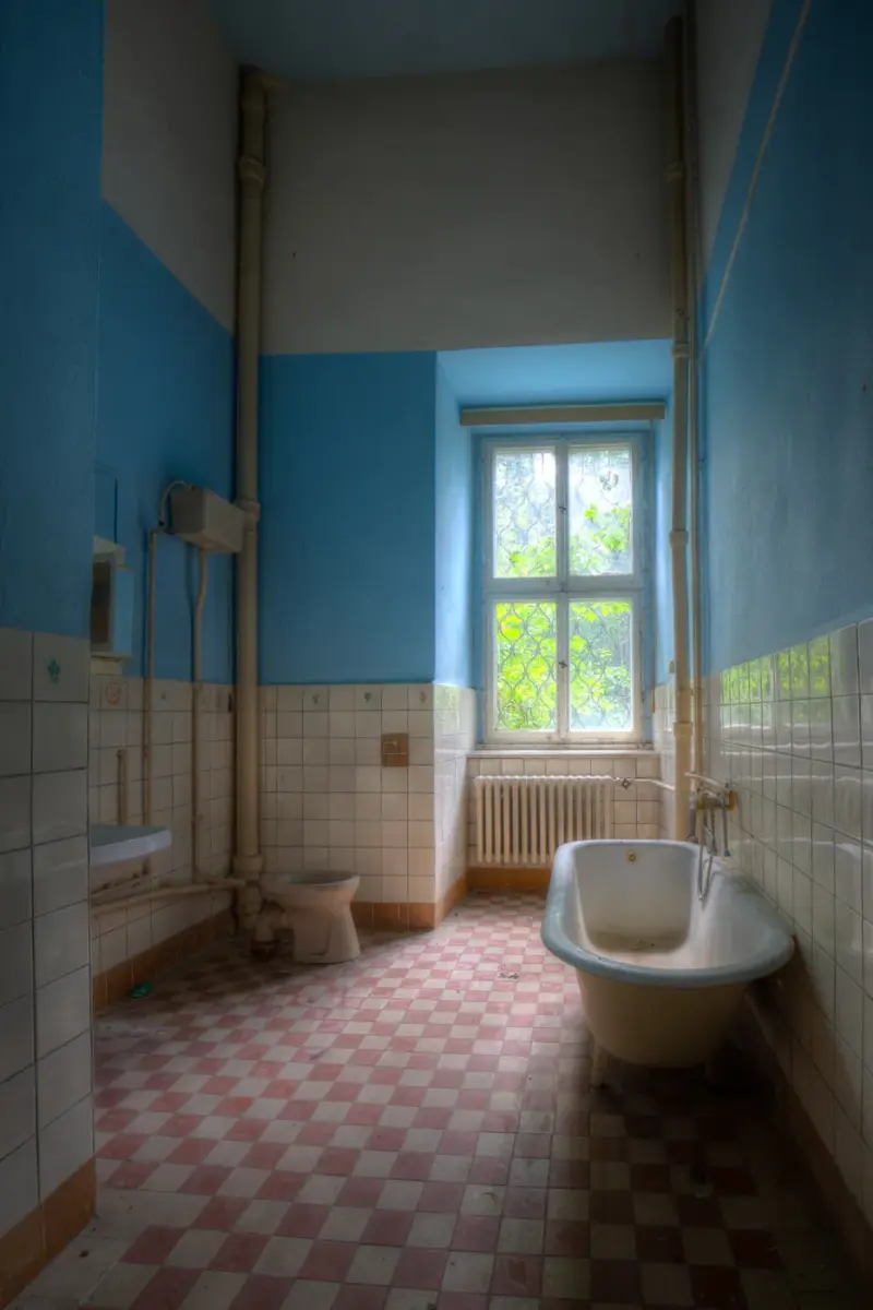 Badewanne mit WC in einem Schloss