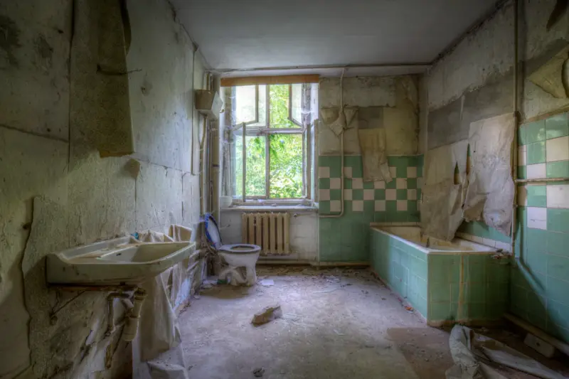 altes Bad mit Badewanne und WC