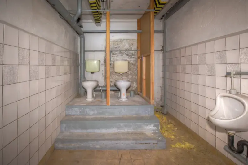 Männertoilette im Bunker