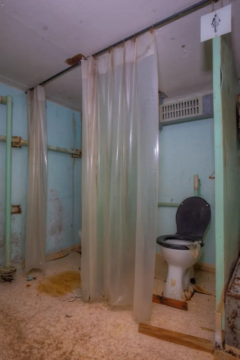 altes WC für Frauen in einem Bunker